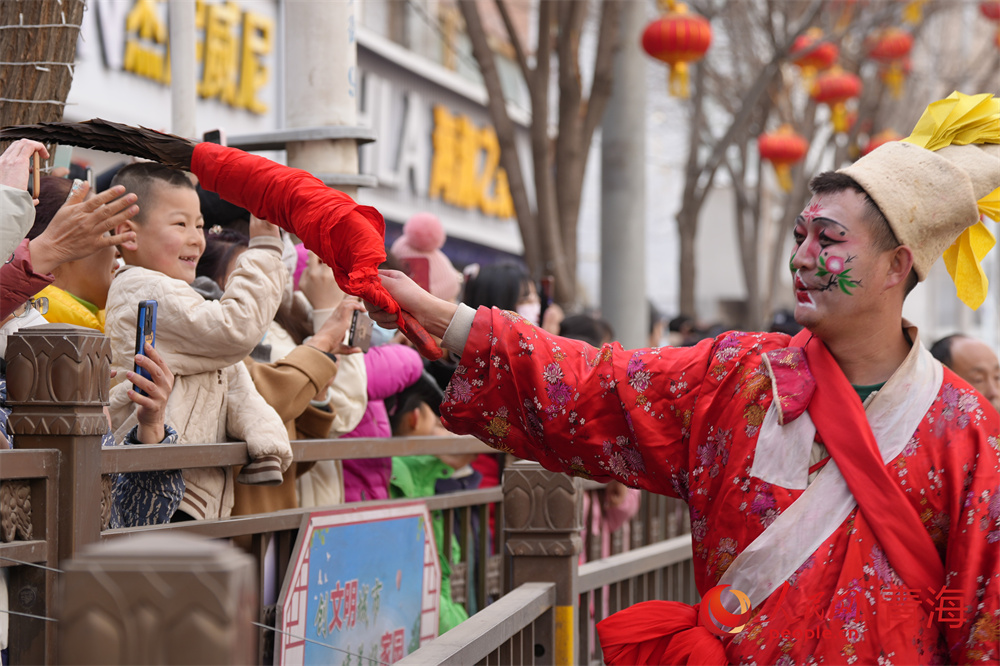 社火演員和市民互動。人民網(wǎng)記者 甘海瓊攝