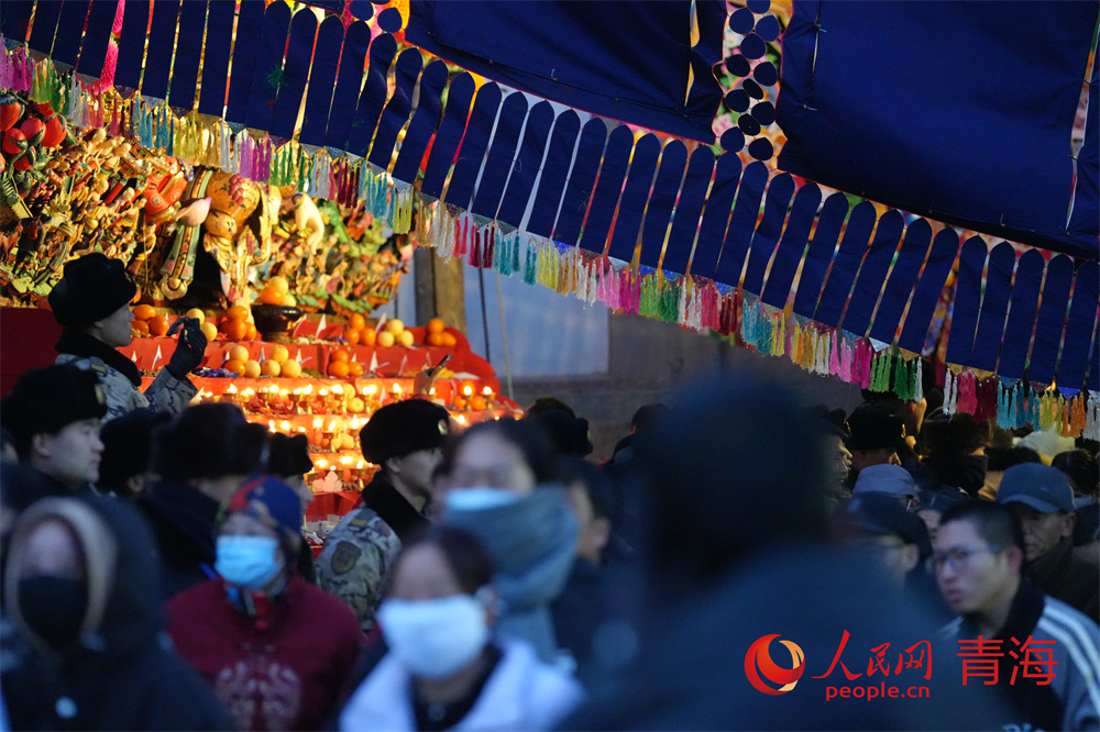 2月24日，青海湟中塔爾寺酥油花燈節(jié)游客排隊(duì)觀展。人民網(wǎng)記者 甘海瓊攝 (4)
