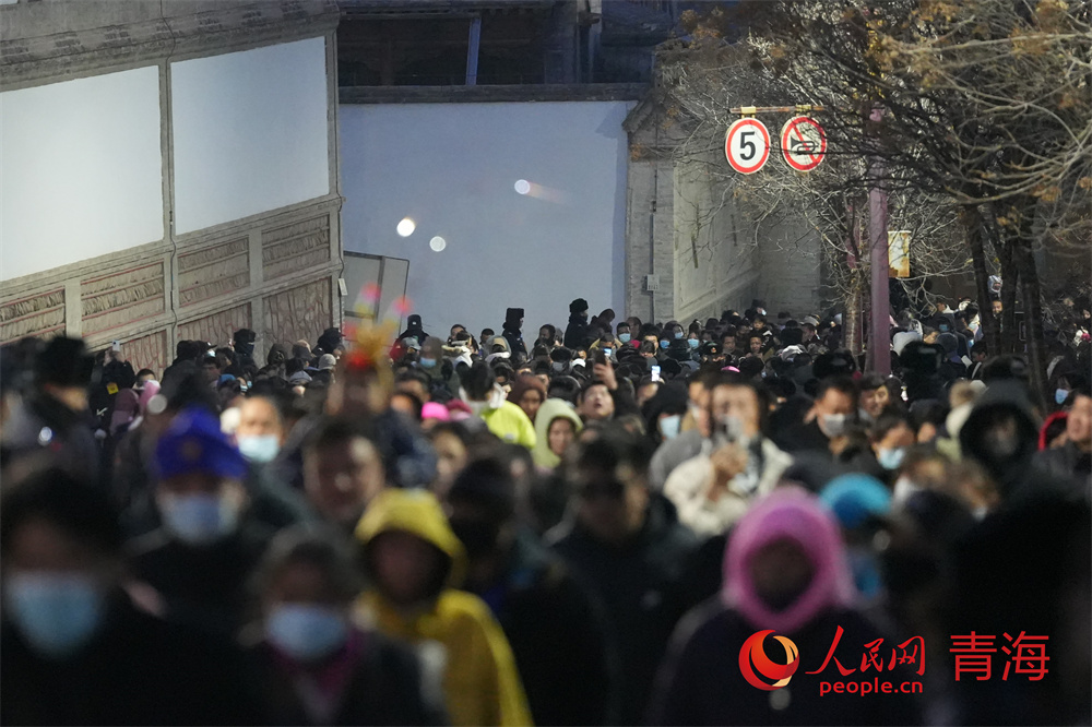 酥油花燈節(jié)觀展游客。人民網(wǎng)記者甘海瓊攝