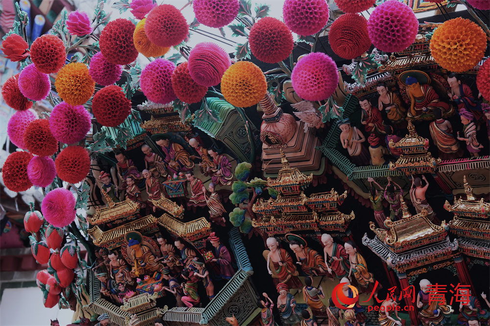 酥油花作品。人民網(wǎng)記者 甘海瓊攝 