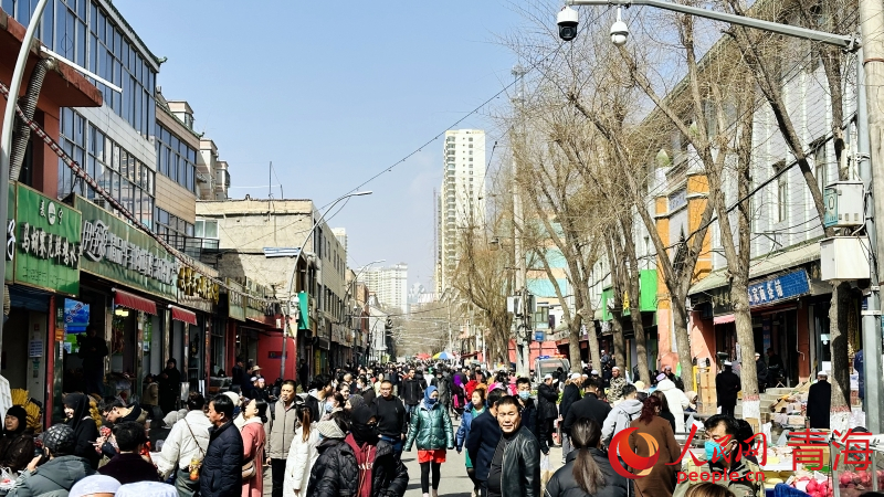 下南關(guān)街人山人海。人民網(wǎng)記者 劉沛然攝
