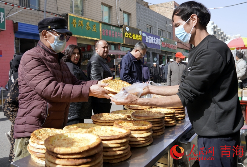 市民購買馕。人民網(wǎng) 況玉攝