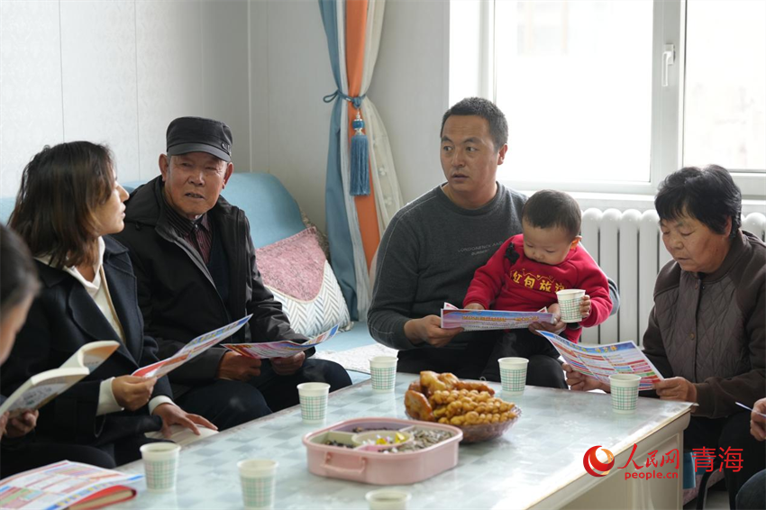 走村入戶宣講中央一號文件。人民網(wǎng) 陳明菊攝