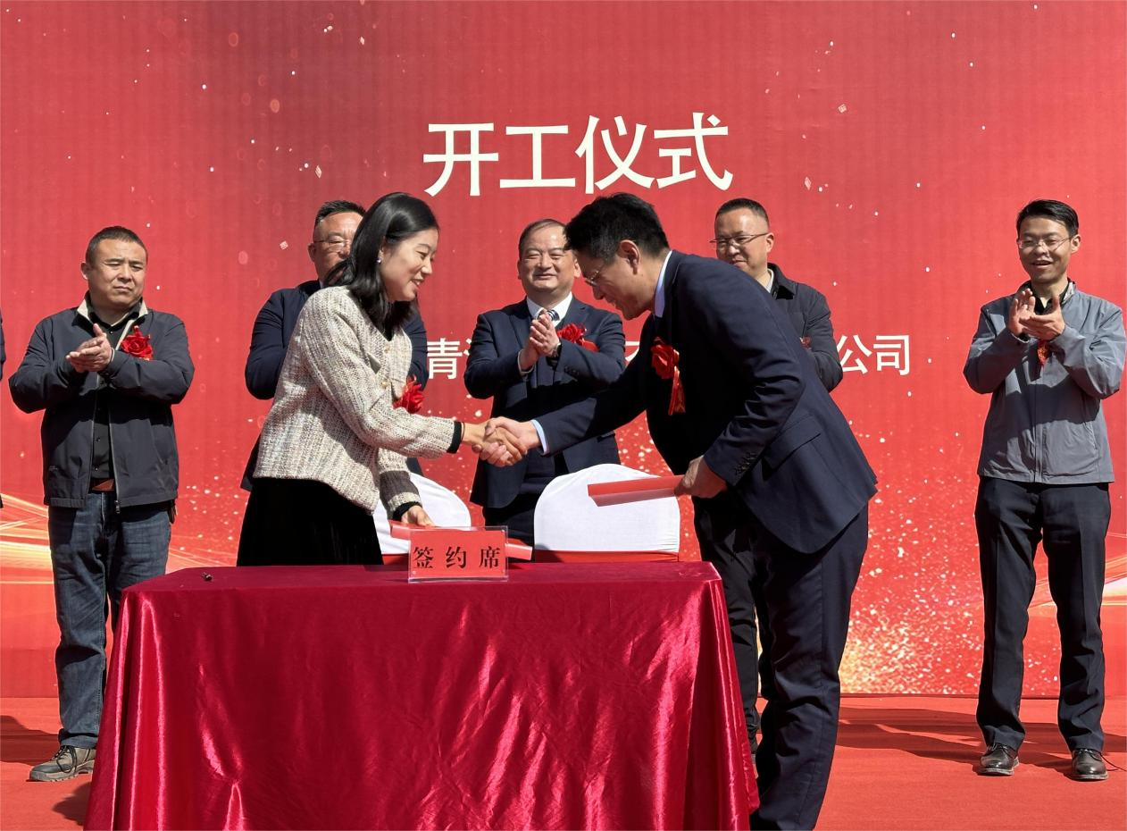 大堡子鎮(zhèn)人民政府與企業(yè)完成項目簽約。李昊攝