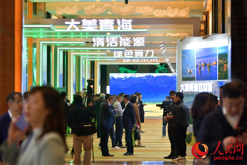 與會領導嘉賓參觀推介展覽。人民網(wǎng)記者 任峰濤攝