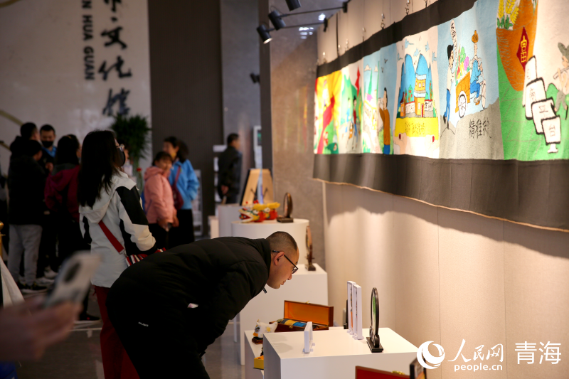 作品展吸引廣大市民前來參觀。人民網(wǎng) 馬可欣攝