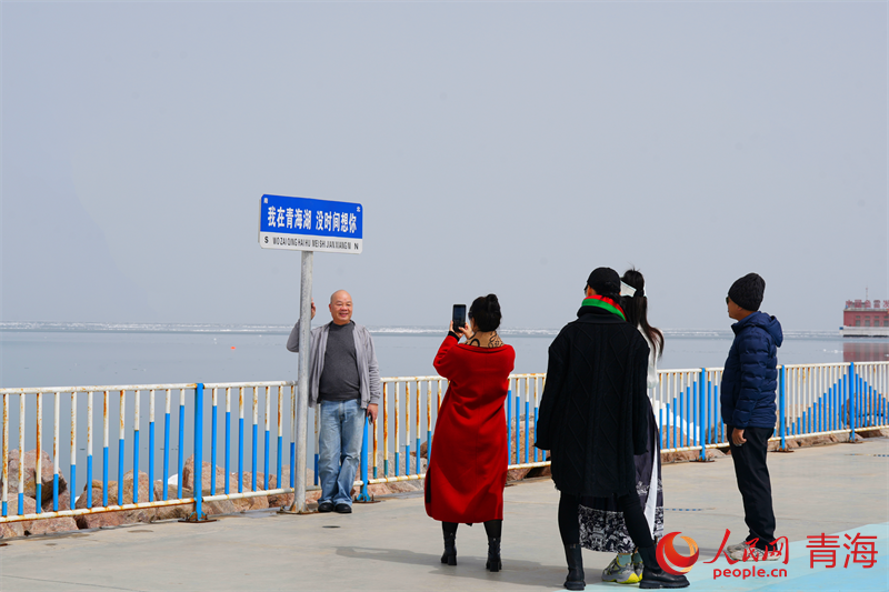 觀賞“開(kāi)湖”的游客。人民網(wǎng) 況玉攝