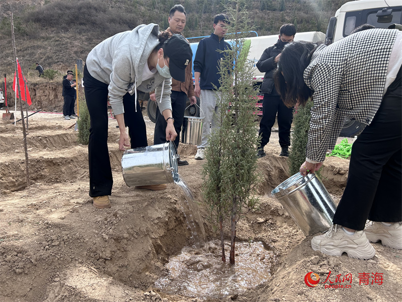 植樹現(xiàn)場。人民網(wǎng) 陳明菊攝