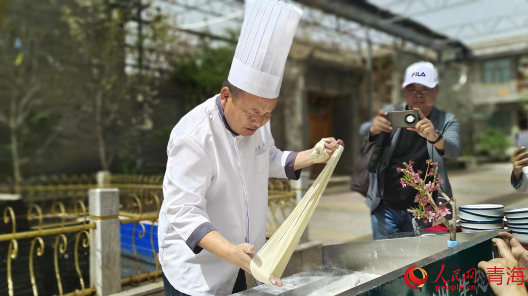 媒體記者采訪(fǎng)拍攝化隆拉面。人民網(wǎng)記者 張莉萍攝