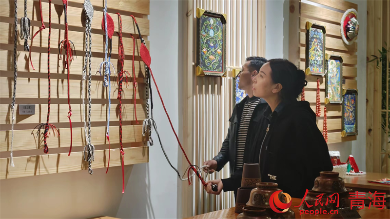 正在內(nèi)參觀的群眾。人民網(wǎng)記者 張莉萍攝
