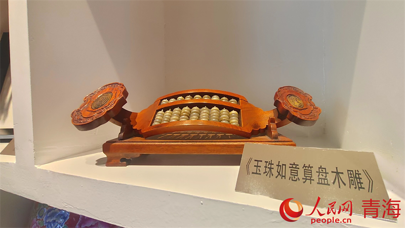 非遺體驗(yàn)基地內(nèi)展示的木雕作品。人民網(wǎng)記者 張莉萍攝
