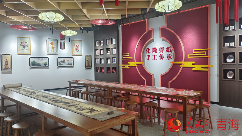 非遺體驗(yàn)基地內(nèi)一角。人民網(wǎng)記者 張莉萍攝