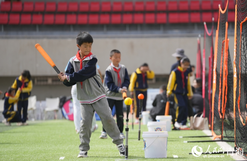 孩子們揮桿擊球。人民網(wǎng) 陳明菊攝