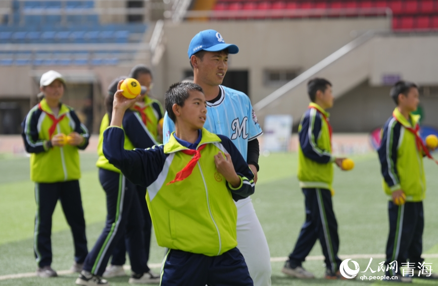 教練指導(dǎo)擲球。人民網(wǎng) 陳明菊攝