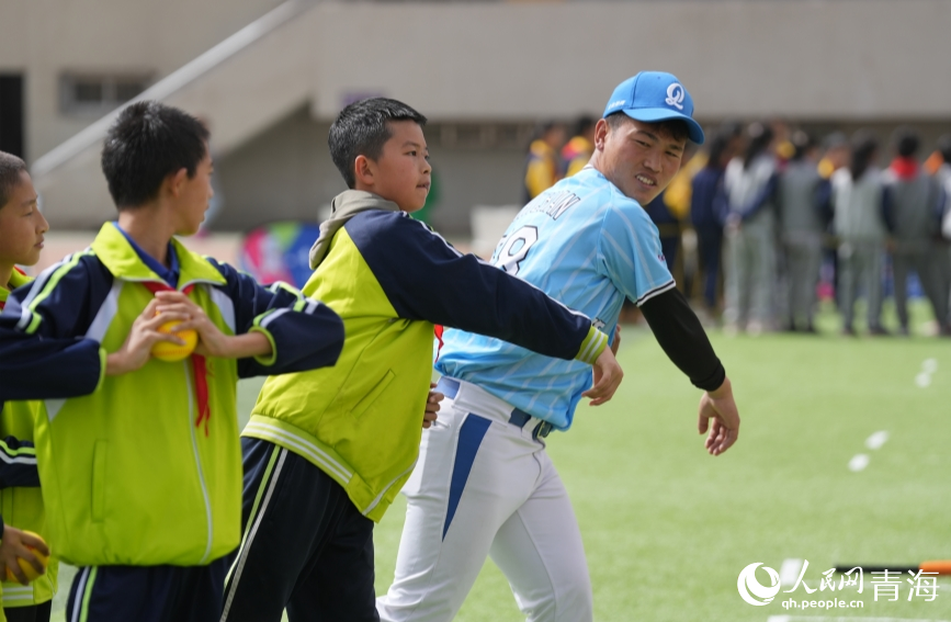 練習(xí)擲球。人民網(wǎng) 陳明菊攝