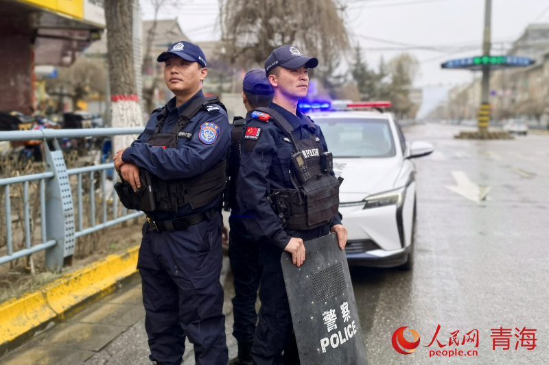 祝康富（左）和隊員們正在開展治安巡防工作。人民網(wǎng) 馬可欣攝
