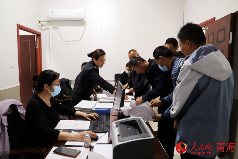 工作人員協(xié)助市民填表。人民網(wǎng) 況玉攝