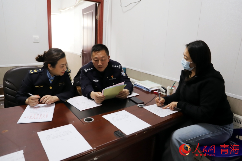 工作人員進(jìn)行政策講解。人民網(wǎng) 況玉攝