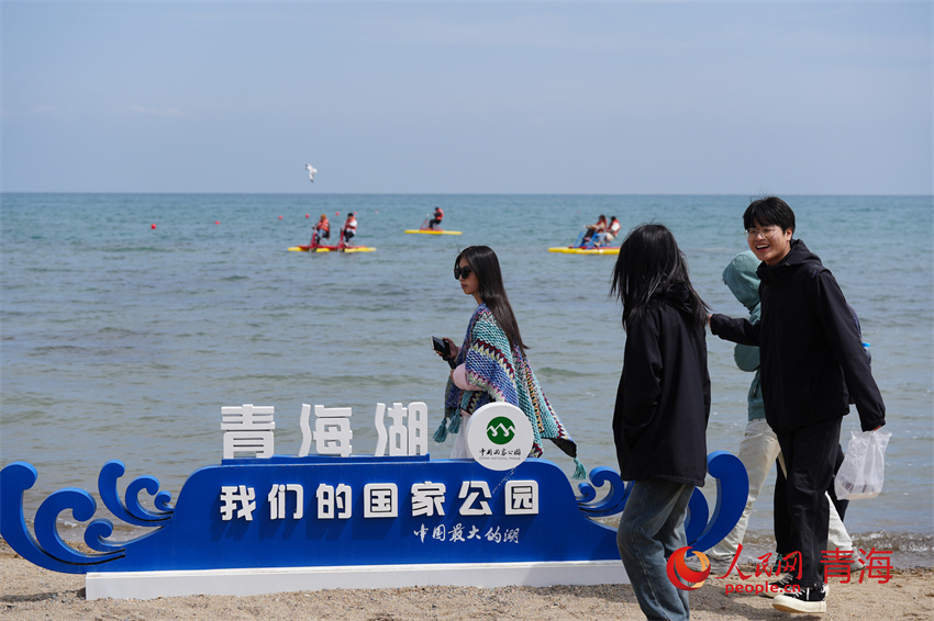 游客暢玩青海湖景區(qū)。人民網(wǎng) 陳明菊攝