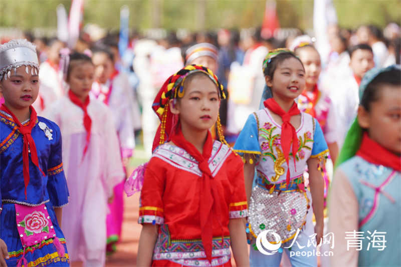 身著民族服裝的代表方陣。人民網(wǎng)記者 張莉萍攝