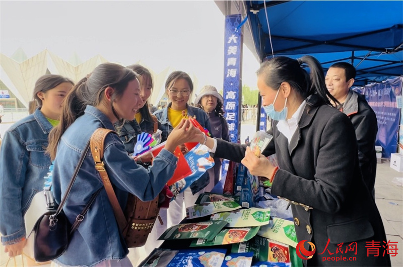 游客品嘗喜歡的地方特色產(chǎn)品。人民網(wǎng) 顧斐菲攝