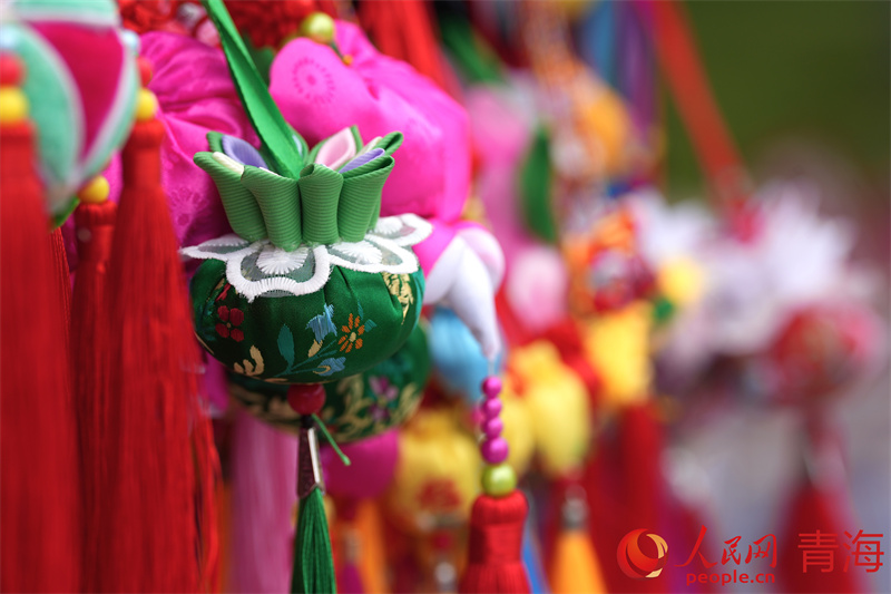 青海傳統(tǒng)香包。人民網(wǎng)記者 甘海瓊攝
