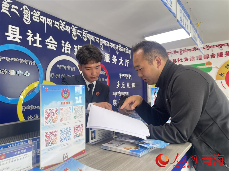 群眾向工作人選咨詢問題。人民網(wǎng) 況玉攝
