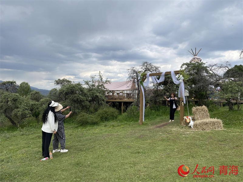 游客在景區(qū)內(nèi)觀(guān)光玩耍。人民網(wǎng) 況玉攝