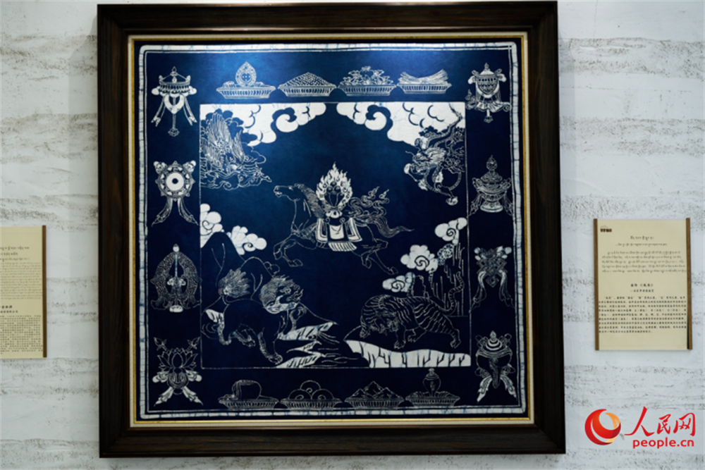 “同倉”體驗(yàn)館內(nèi)的染印作品《風(fēng)馬》。人民網(wǎng)記者 馬天翼攝