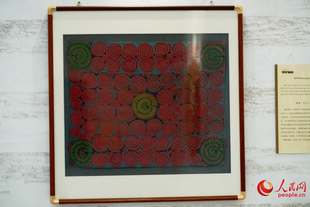 “同倉”體驗(yàn)館內(nèi)展示的彝繡作品。人民網(wǎng)記者 馬天翼攝