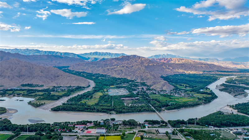 貴德縣黃河兩岸的風(fēng)景。宋忠勇攝
