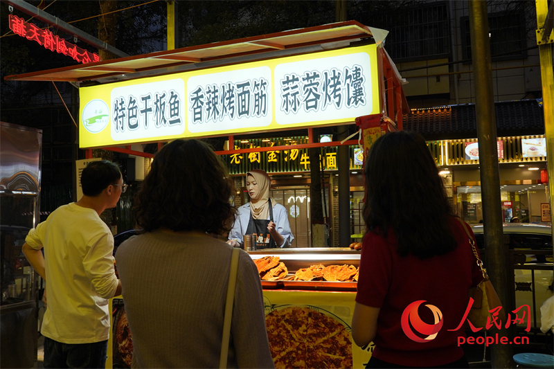 夜市餐飲區(qū)的特色飲食。人民網(wǎng)記者 甘海瓊攝