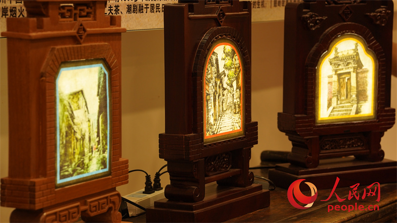 非遺特色街區(qū)展廳的新派排燈作品。人民網(wǎng)記者 甘海瓊攝