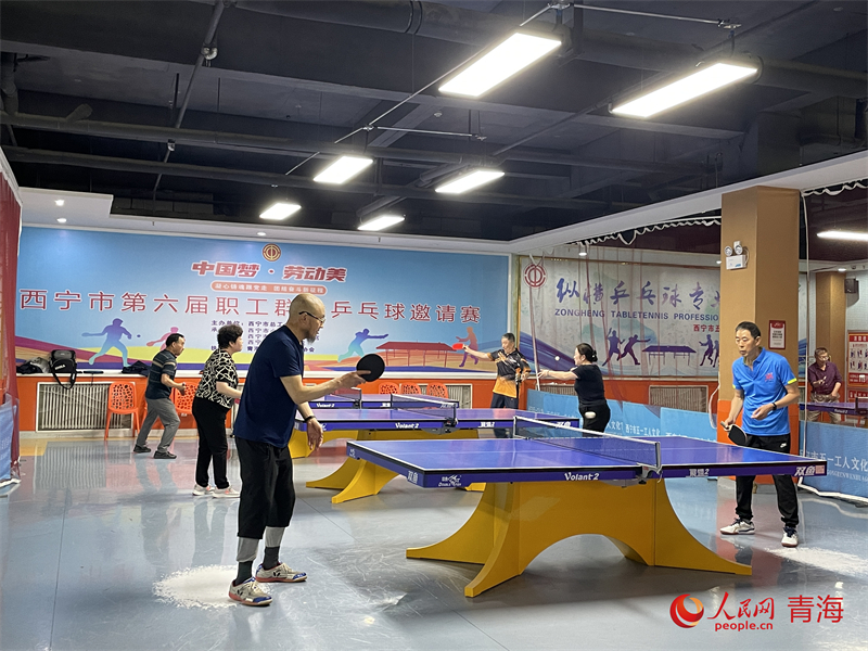 市民在五一工人文化宮打乒乓球。人民網(wǎng) 況玉攝