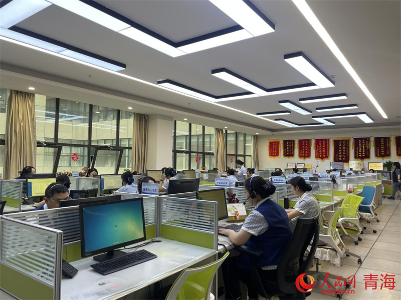 西寧市12345政務(wù)服務(wù)便民熱線。人民網(wǎng) 況玉攝
