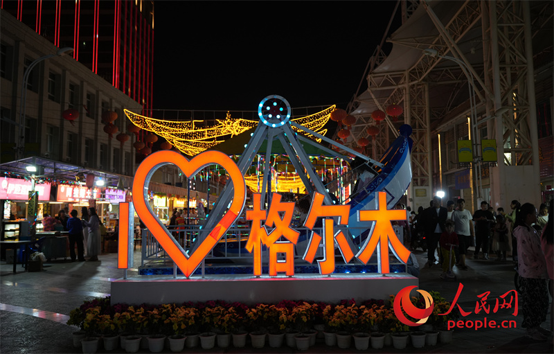 旱碼頭1960商業(yè)街燈火輝煌，熱鬧非凡。人民網(wǎng)記者 甘海瓊攝