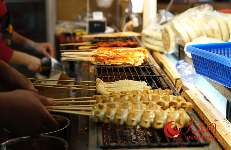 燒烤攤位前各色食材豐富多樣。人民網(wǎng)記者 甘海瓊攝