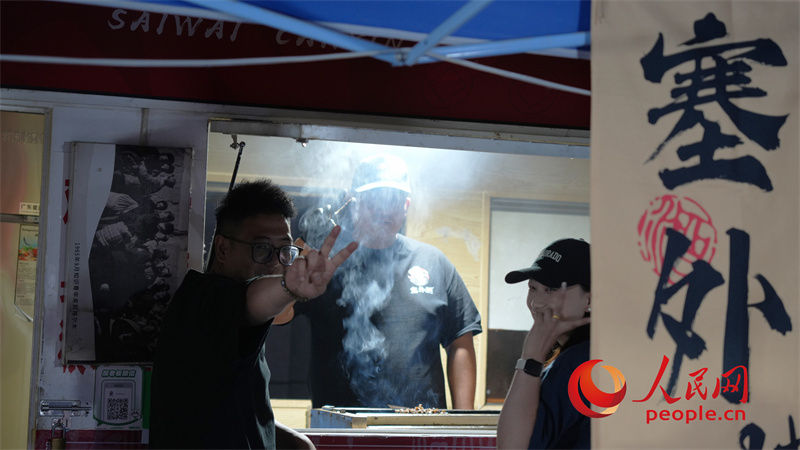 等待美食的游客。人民網(wǎng)記者 甘海瓊攝