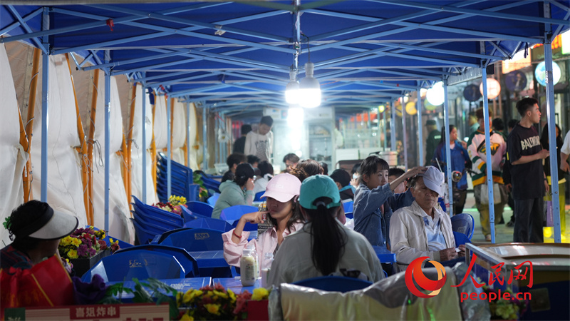 夜晚的旱碼頭1960商業(yè)街熱火朝天。人民網(wǎng)記者 甘海瓊攝