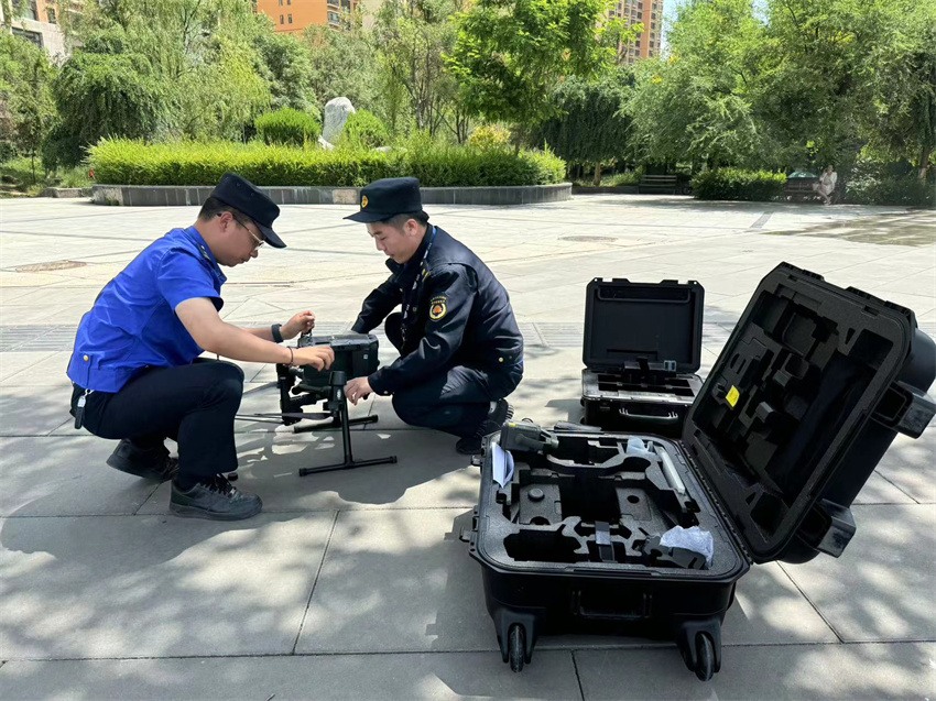 工作人員用無人機(jī)巡查市容市貌。城西區(qū)城管局供圖