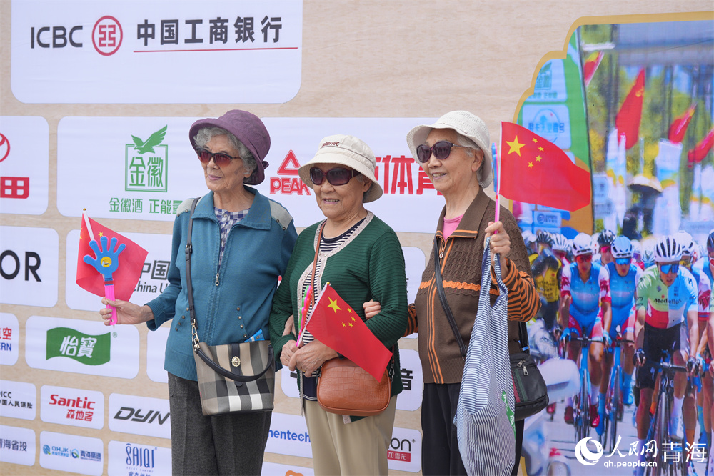 市民打卡環(huán)湖賽。人民網(wǎng) 陳明菊攝