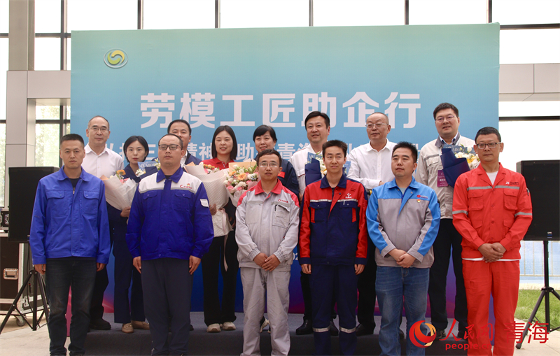 簽訂師徒結(jié)對(duì)協(xié)議。謝尹廷攝
