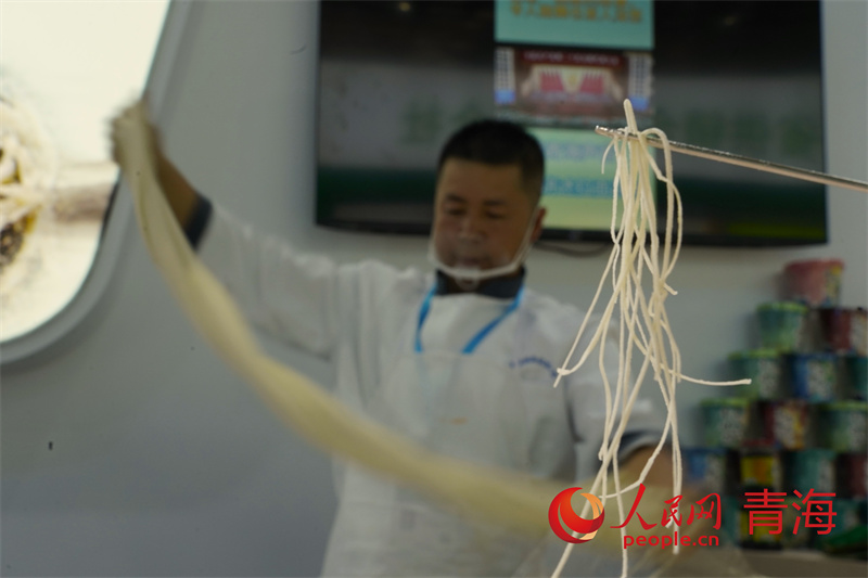 青洽會現(xiàn)場的青海拉面。人民網(wǎng)記者 甘海瓊攝