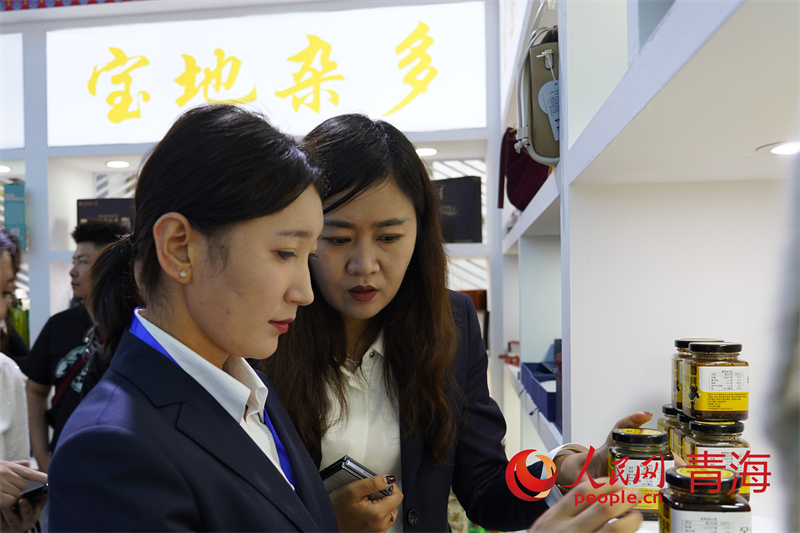 青洽會展館內(nèi)參展商進行交流。人民網(wǎng)記者 甘海瓊攝