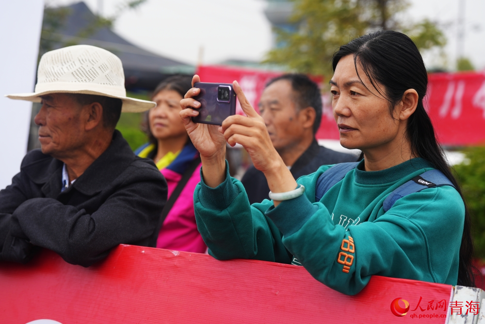 群眾拍照打卡環(huán)湖賽。人民網(wǎng) 陳明菊攝