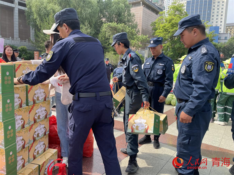 職工領(lǐng)取清涼禮包。人民網(wǎng) 況玉攝