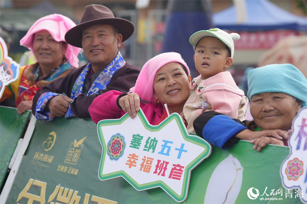 沿途群眾夾道歡迎車(chē)隊(duì)。人民網(wǎng) 陳明菊攝