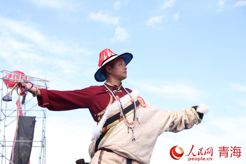 選手傲然挺立。實(shí)習(xí)生 謝尹廷攝