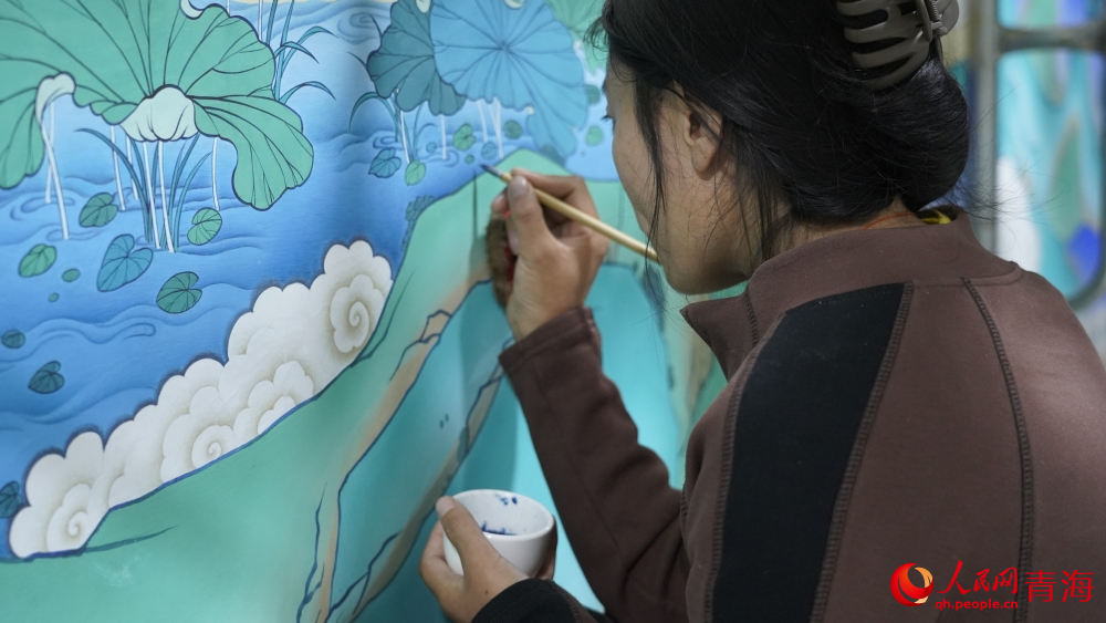 龍樹畫院正在繪畫唐卡的學(xué)員。人民網(wǎng) 陳明菊攝