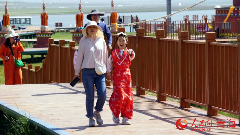 游客體驗(yàn)民族服飾。人民網(wǎng) 況玉攝